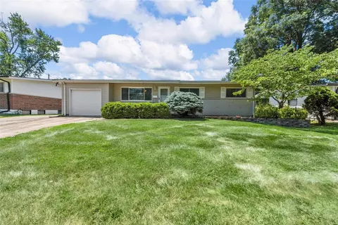 2330 Hummingbird Dr, Florissant, MO 63033