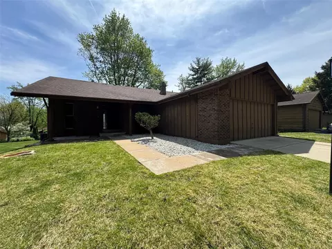 12030 Foxpoint Dr, Maryland Heights, MO 63043