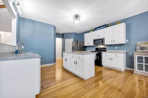 Kitchen - 732 Hawk Run Dr, O'fallon, MO 63368 photo 2 of 3