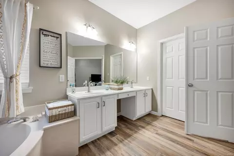 Bath - 732 Hawk Run Dr, O'fallon, MO 63368 photo 4 of 5