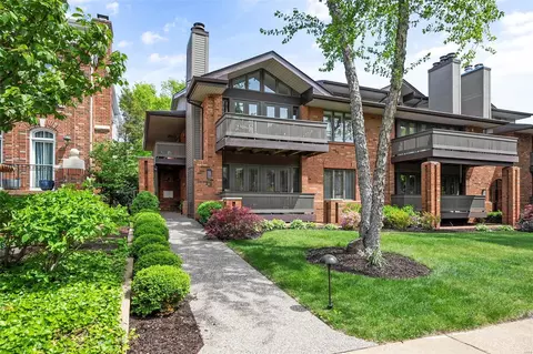 134 N Central Ave #B, Clayton, MO 63105