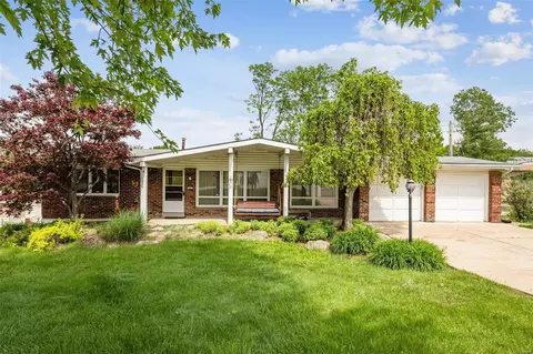 163 Forest Brook Ln, Saint Louis, MO 63146
