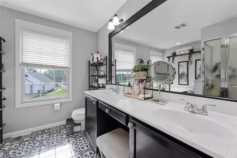 Bath - 140 Jacobs Way, Saint Peters, MO 63376 photo 2 of 6