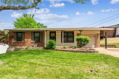 2425 Calle Vista Dr, Florissant, MO 63031