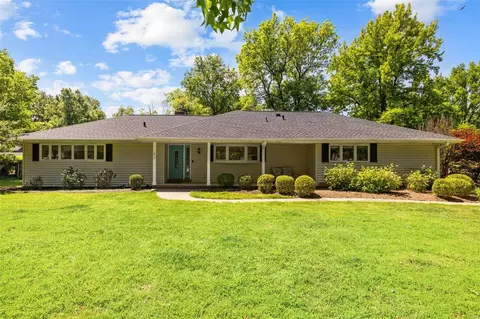 472 Oakshire Ln, Saint Louis, MO 63122