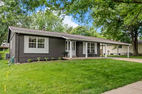 530 Arborwood Dr, Ballwin, MO 63011