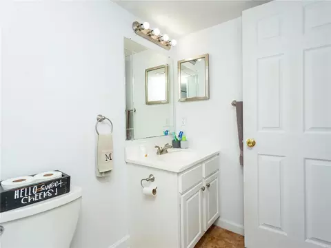 Bath - 414 Echo Hill Dr, Ballwin, MO 63021 photo 2 of 4