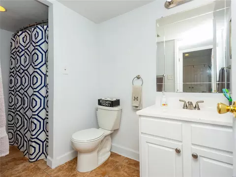 Bath - 414 Echo Hill Dr, Ballwin, MO 63021 photo 3 of 4