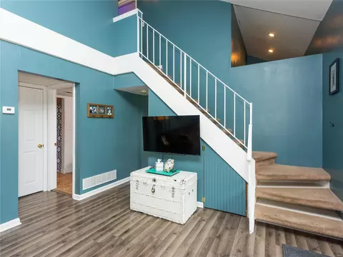 Entry Way - 414 Echo Hill Dr, Ballwin, MO 63021 photo 2 of 2
