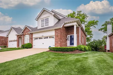 8919 Hilltop Manor Dr, Olivette, MO 63132