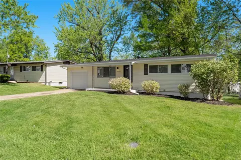10234 Green Valley Dr, Saint Louis, MO 63136