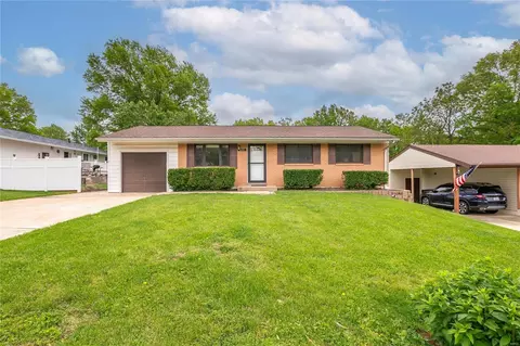2021 Gladiator Dr, Fenton, MO 63026