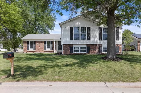 102 Maywood Ct, Saint Peters, MO 63376