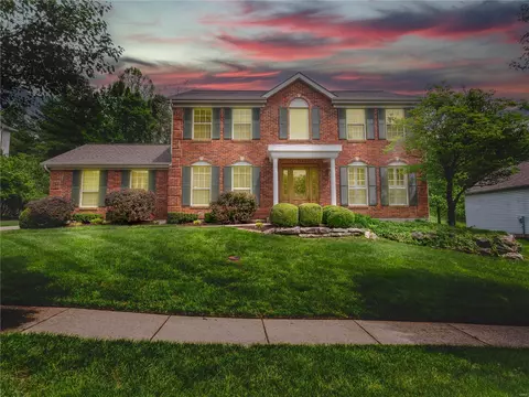 5360 Southview Hills Ct, Saint Louis, MO 63129