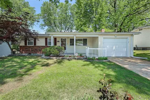 3275 Huckleberry Dr, Florissant, MO 63033