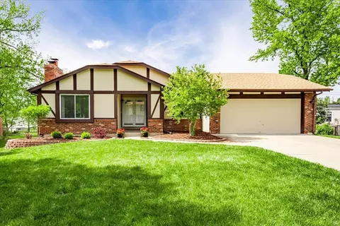 11851 Mckelvey Gardens Dr, Maryland Heights, MO 63043