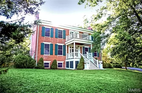 813 S 4th St, Clarksville, MO 63336