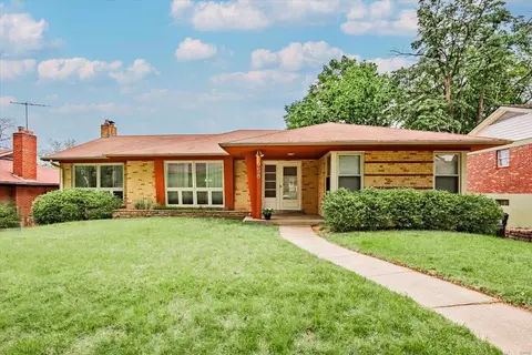 958 Abbeville Dr, Saint Louis, MO 63130