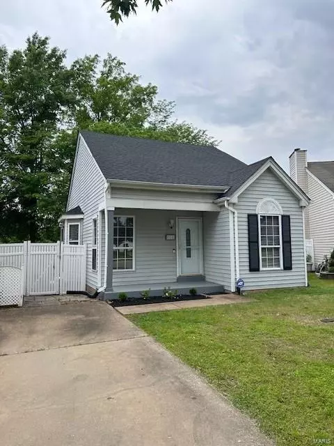 810 Liberty Village Dr, Florissant, MO 63031