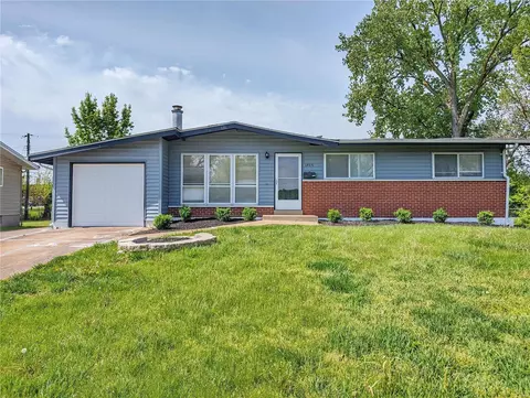 1825 Thunderbird Ave, Florissant, MO 63033