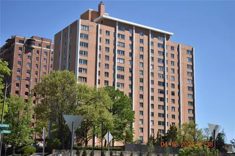 900 S Hanley Rd #5A, Saint Louis, MO 63105