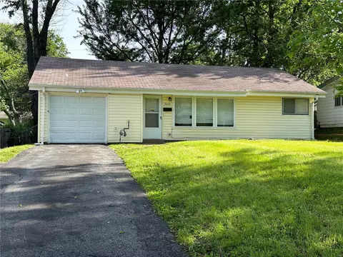 8429 Saint Olaf Dr, Saint Louis, MO 63134