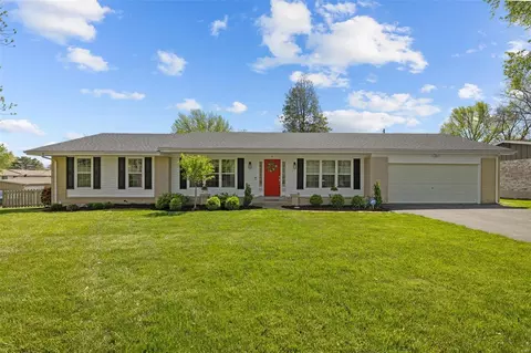 6 Oakland Hills Dr, Chesterfield, MO 63017