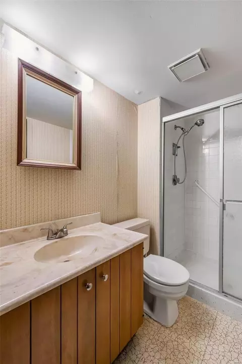 Bath - 1577 Autumn Leaf Dr, Ballwin, MO 63021 photo 2 of 2