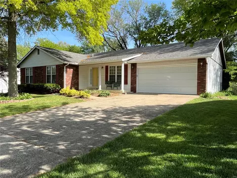 1735 Country Acres Dr, Saint Peters, MO 63376
