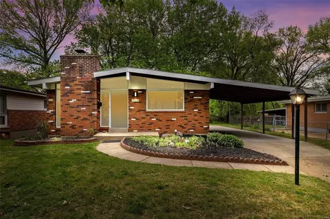 7270 Boellner Dr, Hazelwood, MO 63042