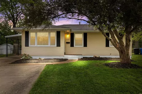 1680 Mark Twain Dr, Florissant, MO 63031