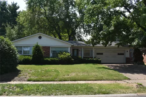 1520 Zurich Dr, Florissant, MO 63031
