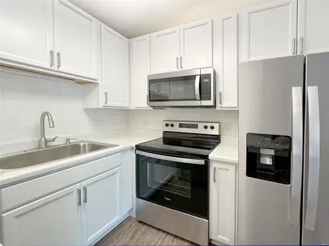 Kitchen - 1329 Prospect Village Ln #E, Ballwin, MO 63021 photo 4 of 4