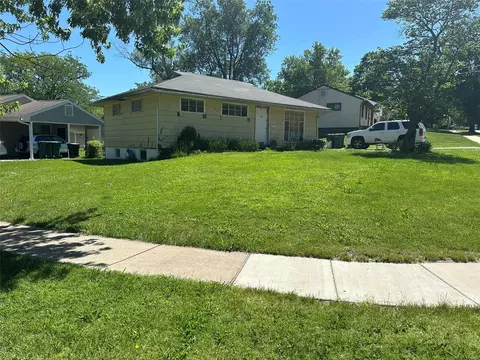 5662 Parchester Dr, Saint Louis, MO 63121