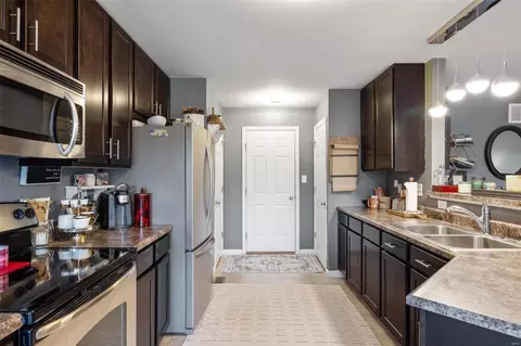Kitchen - 1336 Commons Cir, Cottleville, MO 63304 photo 3 of 9