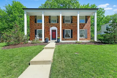 455 Windsor Spring Dr, Kirkwood, MO 63122