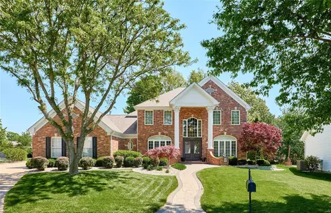 15571 Meadowbrook Circle Ln, Chesterfield, MO 63017