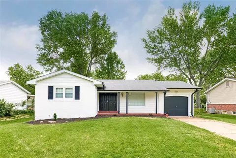 2260 Somerset Dr, Florissant, MO 63033