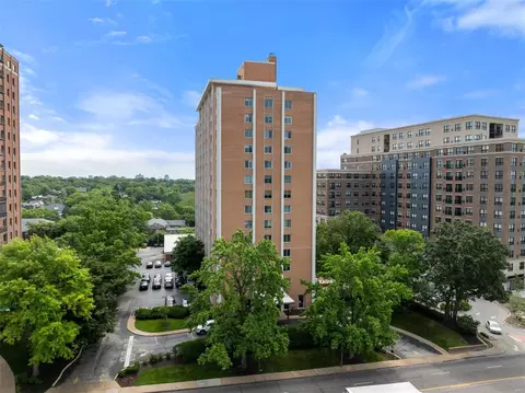 900 S Hanley Rd #10C, Saint Louis, MO 63105