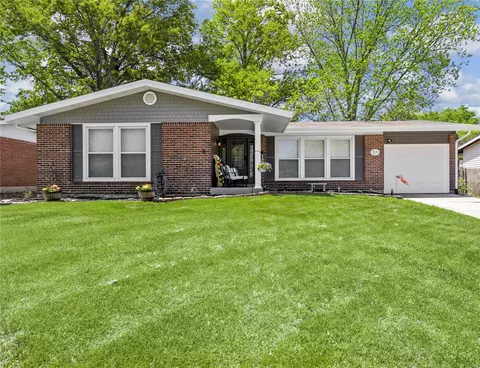 1105 Meadowgrass Dr, Florissant, MO 63033