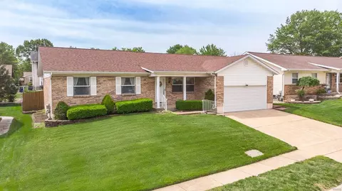 2748 Flameglow Dr, Saint Louis, MO 63129
