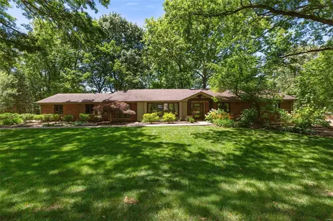 10672 Country View Dr, Saint Louis, MO 63141