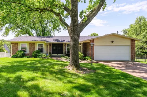 12128 Greenwalk Dr, Saint Louis, MO 63146
