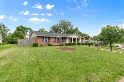 453 Hill Trail Dr, Ballwin, MO 63011