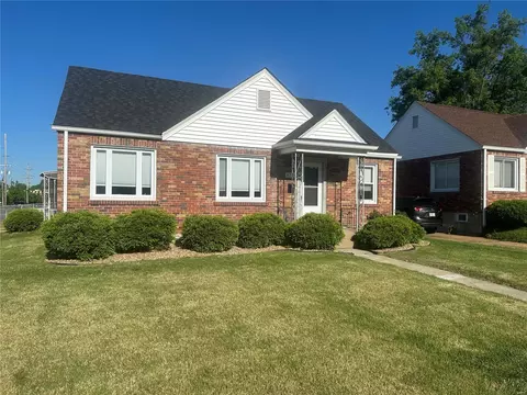 8721 Neier Ln, Saint Louis, MO 63123