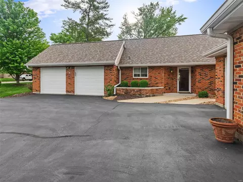 1400 Tahoe Valley Ct, Ballwin, MO 63021