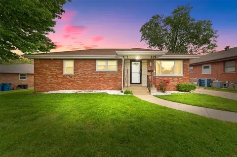 10707 Winthrop Ct, Saint Louis, MO 63123