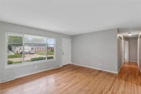 Living - 23 Saali Dr, O'fallon, MO 63366 photo 5 of 5