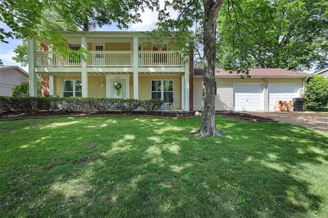 12525 Larkwood Dr, Saint Louis, MO 63146