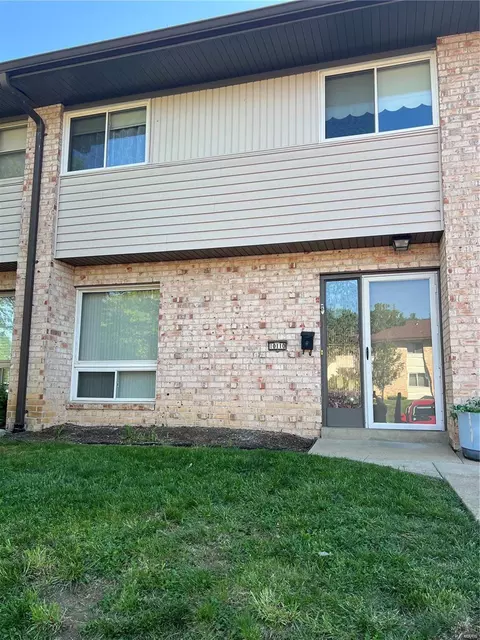 10110 Sakura Dr, Saint Louis, MO 63128